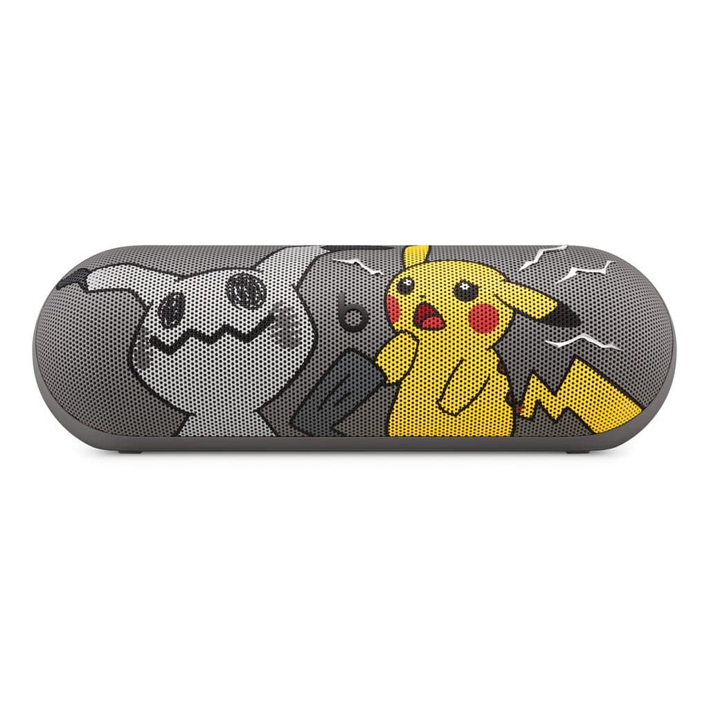 Caixa de som Beats com estampa de Pokémon, mostrando Pikachu e uma criatura cinza no painel frontal.