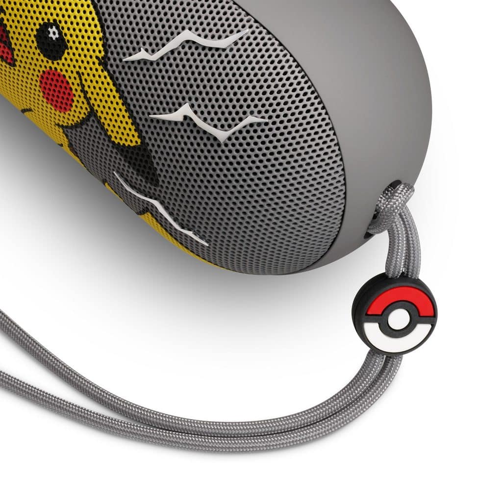 Caixa de som Beats com tema Pokémon, detalhe do conector estilo Pokébola e cabo trançado