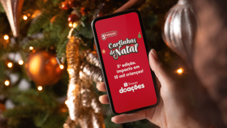 Shopee anuncia 5ª edição de Cartinhas de Natal Celular com anúncio da 5ª edição “Cartinhas de Natal” da Shopee Doações durante clima de Natal.