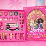 Conjunto de maquiagem Barbie Fenzza com estojo temático e itens de beleza em cenário rosa