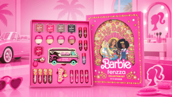 Coleção de maquiagens Barbie Fenzza Conjunto de maquiagem Barbie Fenzza com estojo temático e itens de beleza em cenário rosa