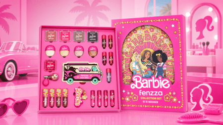 Coleção de maquiagens Barbie Fenzza Conjunto de maquiagem Barbie Fenzza com estojo temático e itens de beleza em cenário rosa