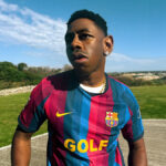 Camisa do Barcelona em colaboração multicolorida Jogador usando camisa do Barcelona multicolorida com escudo e detalhe Nike em campo ao ar livre