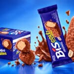 Lacta Bis Mini Bites e sorvetes com chocolate Bis em fundo azul com gotas de chocolate e pedaços