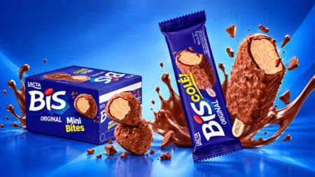 Lacta Bis Mini Bites e sorvetes com chocolate Bis em fundo azul com gotas de chocolate e pedaços