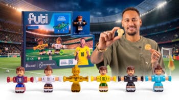 Neymar Jr. apresenta coleção Futi de biscoitos colecionáveis Neymar Jr. posa ao lado de biscoitos colecionáveis da coleção Futi, em estádio, com mini jogadores de futebol.