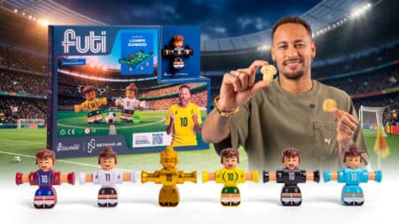 Neymar Jr. apresenta coleção Futi de biscoitos colecionáveis Neymar Jr. posa ao lado de biscoitos colecionáveis da coleção Futi, em estádio, com mini jogadores de futebol.