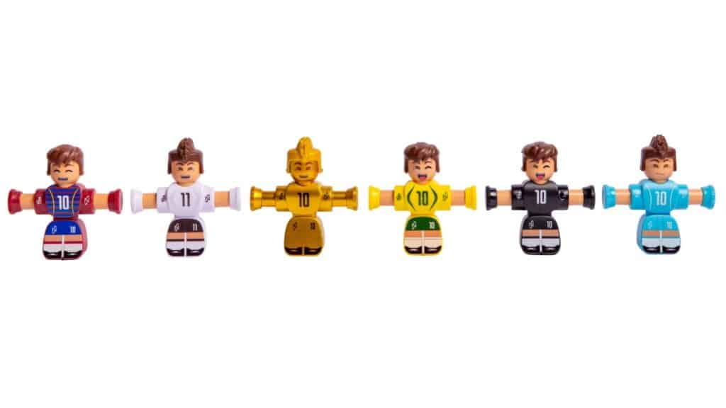 Coleção Futi da Biscoitê com miniaturas de jogadores de futebol de Neymar Jr, em poses de chute e drible.