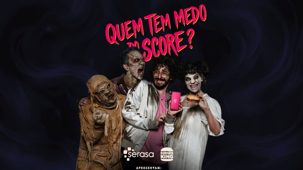 Burger King Halloween Serasa: Quem tem medo do score Campanha de Halloween do Burger King com parceria Serasa, com personagem segurando celular com texto “Quem tem medo do score?”