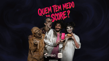 Burger King Halloween Serasa: Quem tem medo do score Campanha de Halloween do Burger King com parceria Serasa, com personagem segurando celular com texto “Quem tem medo do score?”