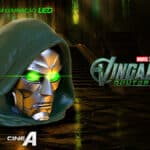 Personagem estilo Doutor Destino com capuz e máscara, em cenário de cinema, com logo “Vingadores: Doutor Destino” e marca “CineA”.