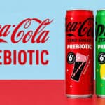Latas da Coca-Cola Zero Sugar Prebiotic e Sprite Zero Sugar Prebiotic com texto “Coca-Cola Prebiotic”.