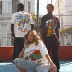 Coleção Space Jam da Kings Sneakers: pessoas usando camisetas com personagens e paleta do filme, em cena ao ar livre.