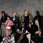 Participantes caracterizados em baile de Halloween, com temática de American Horror Story, em evento da Sephora com Disney+
