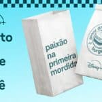 Embalagens de hambúrguer com logos do Disney+ e frases “paixão na primeira mordida” e “amor da minha vida burger”.