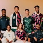 Grupo usando uniformes em collab FARM Rio e Real Madrid com jaquetas e camisas verdes e rosa floral