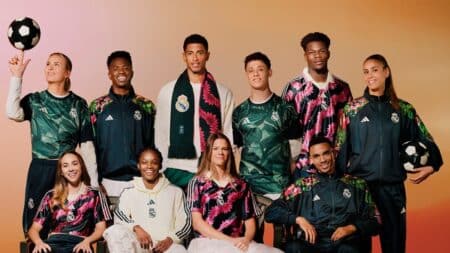 Collab FARM Rio x Real Madrid com Adidas e estampas florais Grupo usando uniformes em collab FARM Rio e Real Madrid com jaquetas e camisas verdes e rosa floral