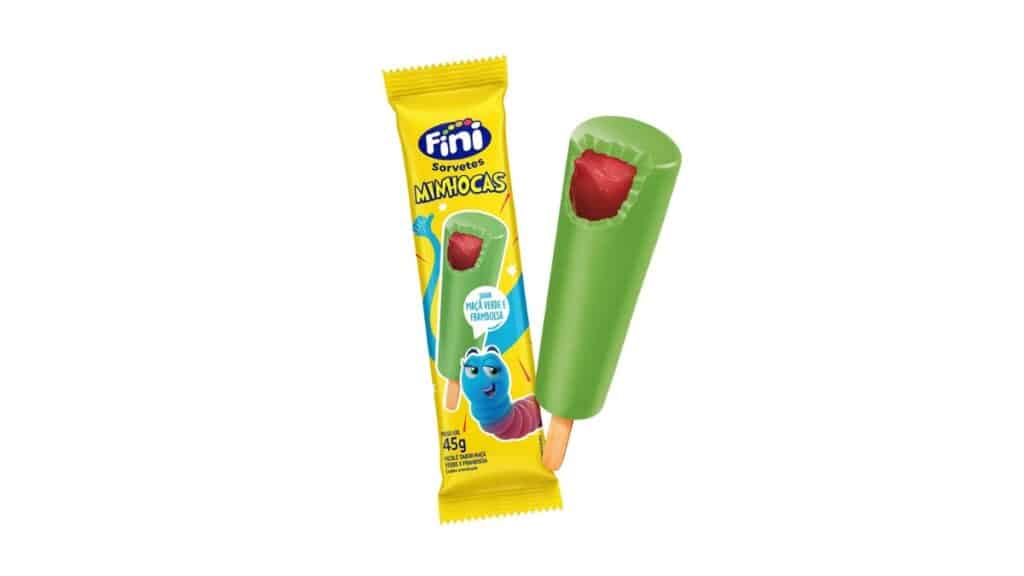 Embalagem e picolé Fini Minhocas, com formato de bala verde e recheio vermelho no topo.