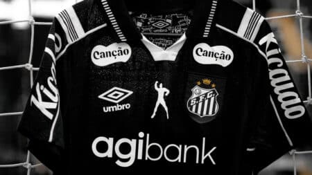 Camisa do Santos com Agibank e escudo Camisa do Santos com marca Agibank e escudo do clube, em foto de estúdio sobre fundo cinza