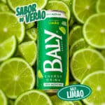 Lata do energético Baly sabor Limão em meio a fatias de limão, destacando a bebida sem açúcar.