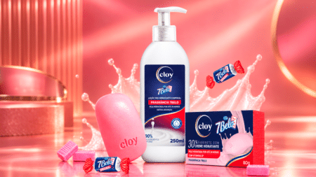 Produtos Cloy e 7Belo: loção hidratante e sabonete Produtos de cosméticos da Cloy e 7Belo: loção hidratante e sabonete, com fragrância 7Belo, em fundo rosa