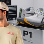 Modelo em entrevista ao lado de tênis Asics Senna em exposição no estande P1.