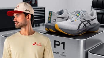 Asics Senna: tênis em exposição no estande P1 Modelo em entrevista ao lado de tênis Asics Senna em exposição no estande P1.