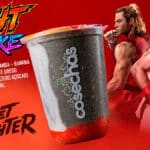 Copo de shake preto com logo “cosechas”, ao lado de personagens do filme Street Fighter em fundo vermelho