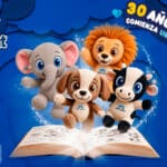 Pelúcias Parmalat dos Mamíferos em frente a um livro aberto, com destaque para “30 anos” na embalagem promocional.