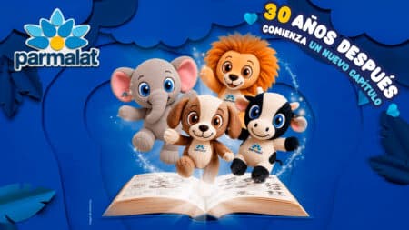 Pelúcias Parmalat dos Mamíferos em frente a um livro aberto, com destaque para “30 anos” na embalagem promocional.