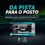Imagem da promoção “Da Pista para o Posto” da Petronas, com miniatura do carro Mercedes-AMG F1 no Brasil.