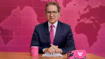 Carlos Tramontina no Seis e Buser com meme 6 e ônibus Carlos Tramontina em telejornal humorístico Seis e Buser, com fundo em mapa e objetos de ônibus sobre a mesa
