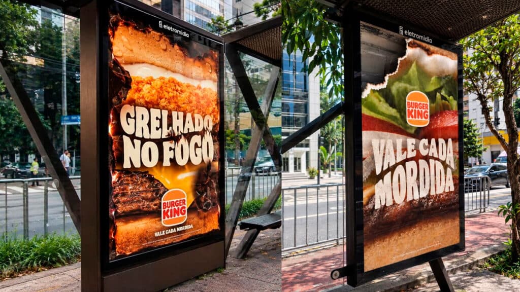 Mídia exterior do Burger King em São Paulo com painéis destacando “GRELHADO NO FOGO” e “VALE CADA MORDIDA”.