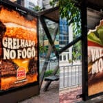 Mídia exterior do Burger King em São Paulo com painéis destacando “GRELHADO NO FOGO” e “VALE CADA MORDIDA”.