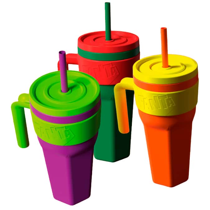 Copos térmicos coloridos da Fanta com tampas e canudos, em fundo branco