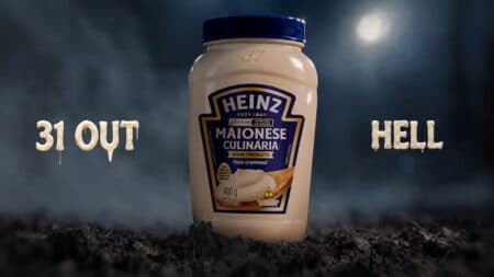 Heinz Maionese Culinária Halloween “31 OUT” “HELL” Pote de maionese Heinz Culinária com rótulo “HEINZ” em cena de Halloween, com texto “31 OUT” e palavra “HELL” ao fundo