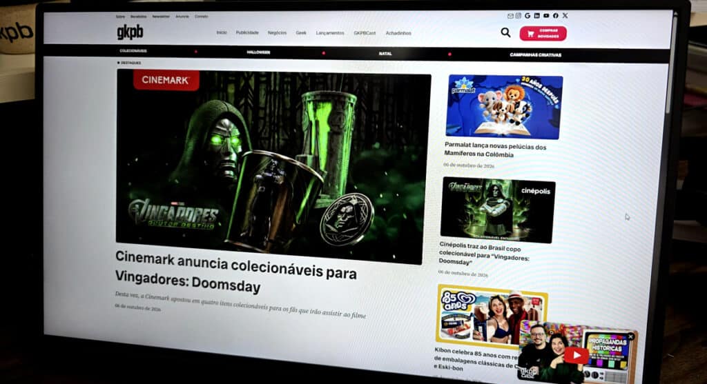 GKPB em laptop: notícia Cinemark e Vindadores: Doomsday Tela de site GKPB em laptop, com notícias e chamada “Cinemark anuncia colecionáveis para Vindadores: Doomsday”.