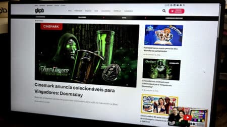 GKPB em laptop: notícia Cinemark e Vindadores: Doomsday Tela de site GKPB em laptop, com notícias e chamada “Cinemark anuncia colecionáveis para Vindadores: Doomsday”.