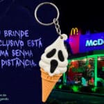 Chaveiro Casquinha Fantasma do Méquiween em promoção de Halloween no McDonald’s de Porto Alegre, com cenário iluminado