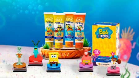 Carimbos colecionáveis Bob Esponja OAZ em blind box Carimbos colecionáveis de Bob Esponja em blind box da OAZ, com embalagens e figuras sobre mesa colorida.