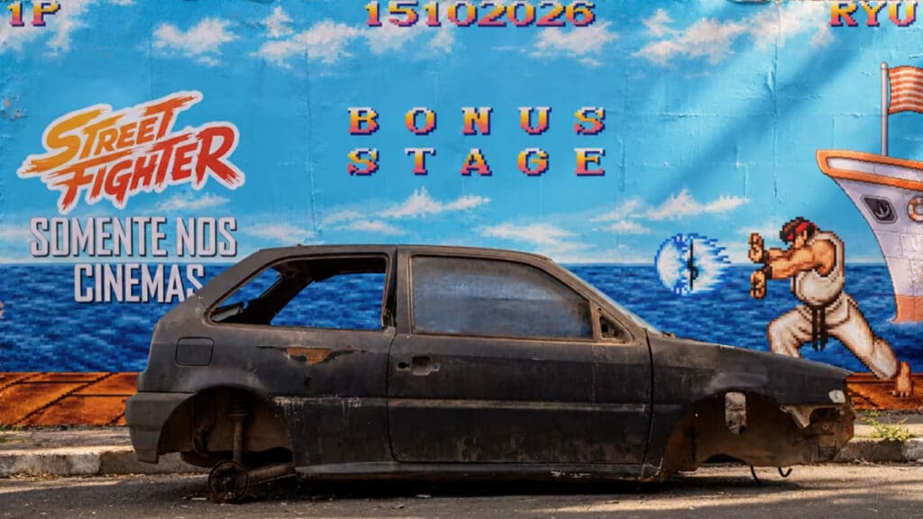 Street Fighter em carro abandonado com adesivos em São Paulo Carro abandonado em São Paulo com adesivos do Street Fighter, recriando a fase bônus do jogo para promover o filme.