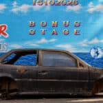 Carro abandonado em São Paulo com adesivos do Street Fighter, recriando a fase bônus do jogo para promover o filme.