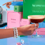 Cápsulas e taças de café com embalagem Nespresso e Swarovski em parceria, com bracelete de cristais em destaque.