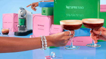 Nespresso x Swarovski: cápsulas em joias com cristais Cápsulas e taças de café com embalagem Nespresso e Swarovski em parceria, com bracelete de cristais em destaque.