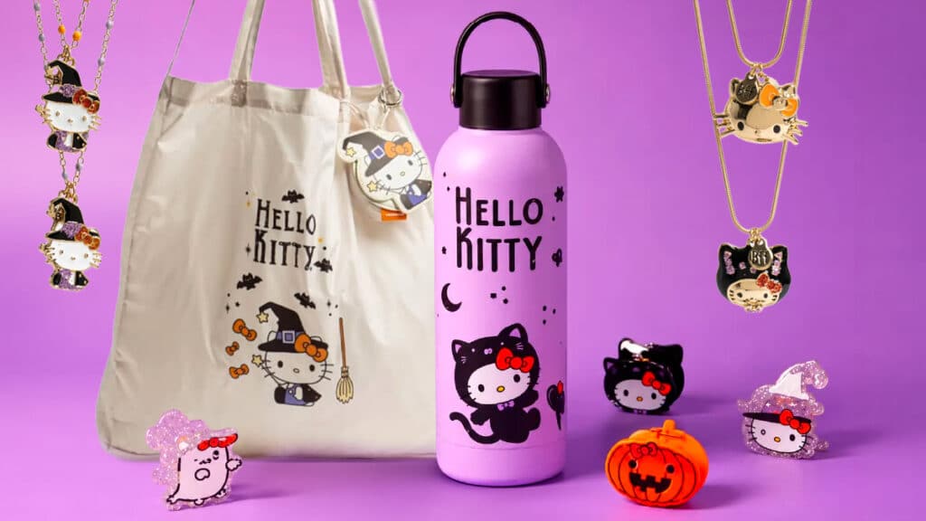 Hello Kitty Halloween: bolsa e garrafa com acessórios temáticos Itens da coleção Hello Kitty Halloween da Todomoda: bolsa, garrafa térmica e acessórios com abóbora e estrelas em fundo roxo