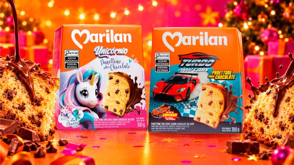 Panettone Marilan Unicórnio e Turbo Cars com colecionáveis Embalagens de panettones Marilan Unicórnio e Turbo Cars com brinquedos colecionáveis, em cenário de Natal