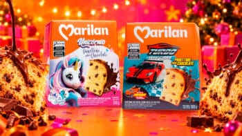Panettone Marilan Unicórnio e Turbo Cars com colecionáveis Embalagens de panettones Marilan Unicórnio e Turbo Cars com brinquedos colecionáveis, em cenário de Natal