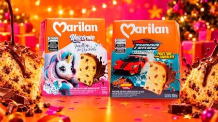Panettone Marilan Unicórnio e Turbo Cars com colecionáveis Embalagens de panettones Marilan Unicórnio e Turbo Cars com brinquedos colecionáveis, em cenário de Natal