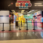 Entrada do Universo K-Food Brasil no Shopping Eldorado, com decoração temática de K-Food e atrações ao fundo.
