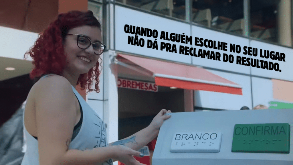 Urna “BRANCO” na campanha Whopper em Branco Pessoa em loja depositando papel na urna com o texto “BRANCO” e “CONFIRMA”, em campanha “Whopper em Branco”